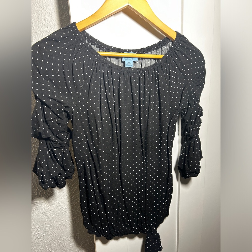 Cece
Black and white polka dot top. Cece
Worn once! In excellent used condition.